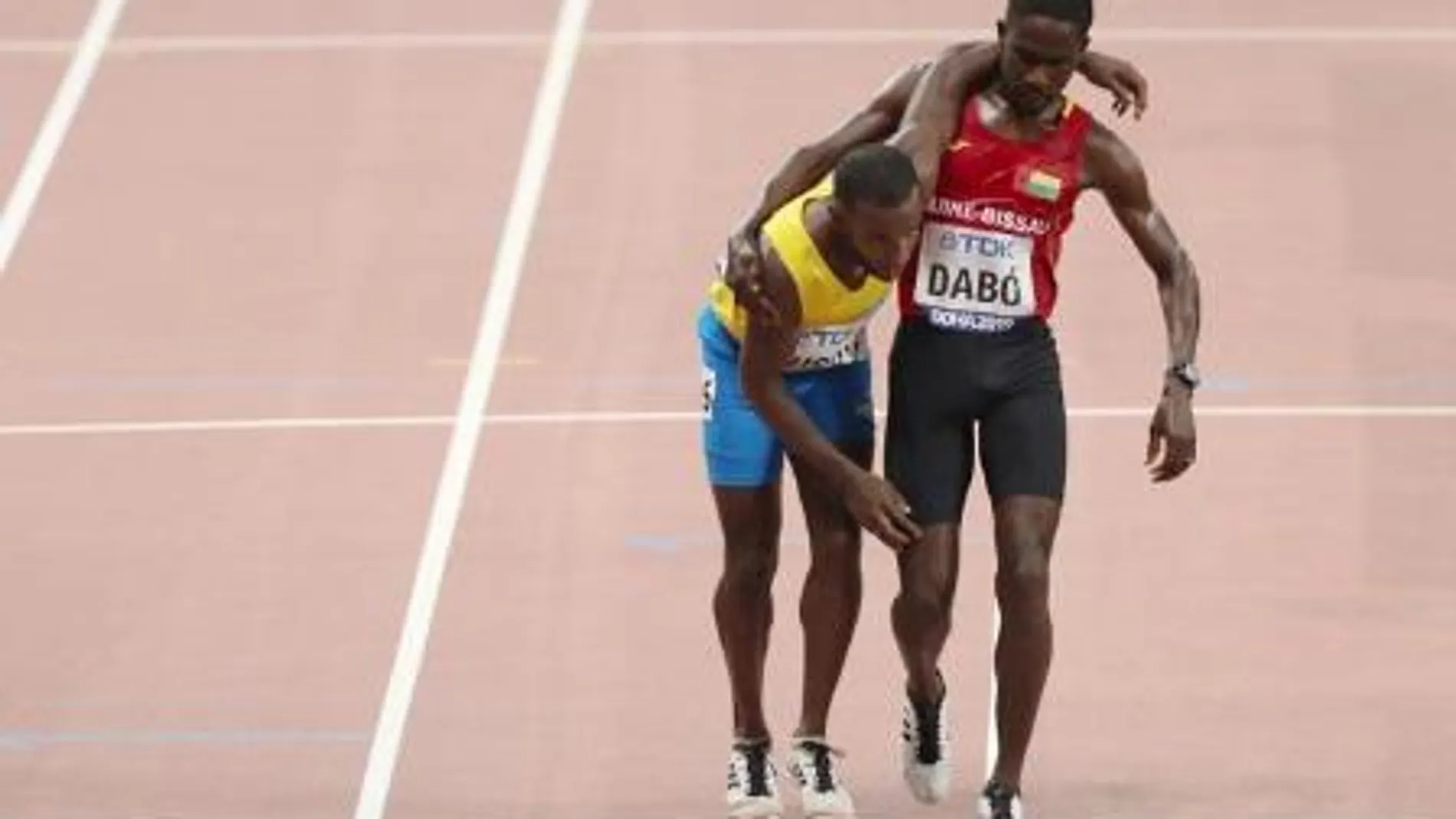 La imagen del Mundial de Doha: Jonathan Busby acaba el 5000 exhausto y ayudado por un rival