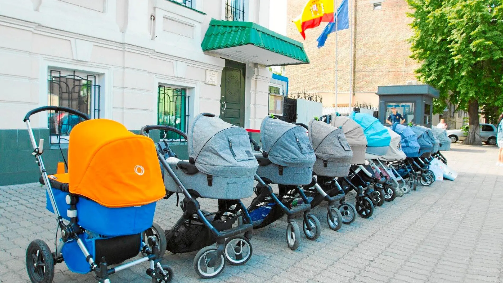 Algunas familias que han contratado estos servicios denuncian fraude y protestan cada viernes en la embajada española de Kiev
