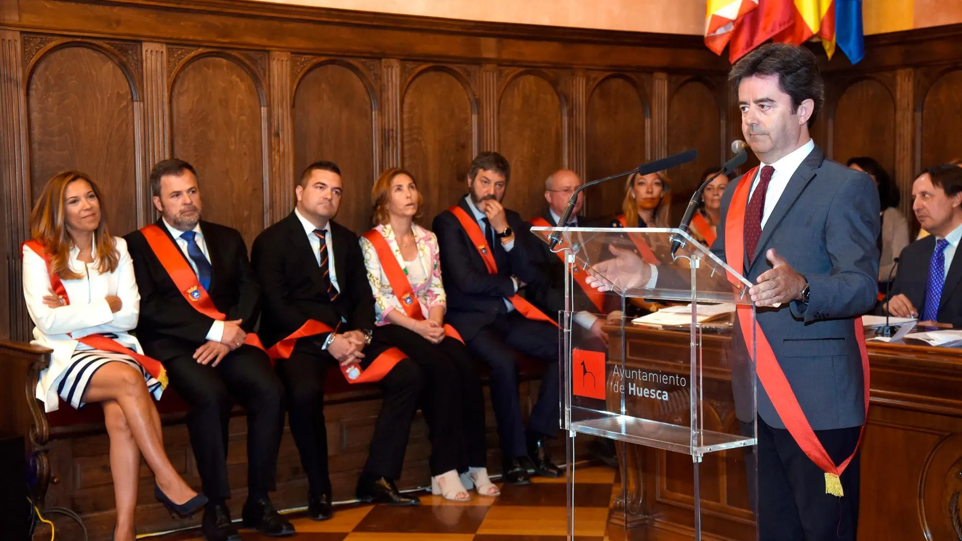 Un voto en blanco inesperado ha otorgado al socialista Luis Felipe, cabeza de la lista más votada, la alcaldía de Huesca