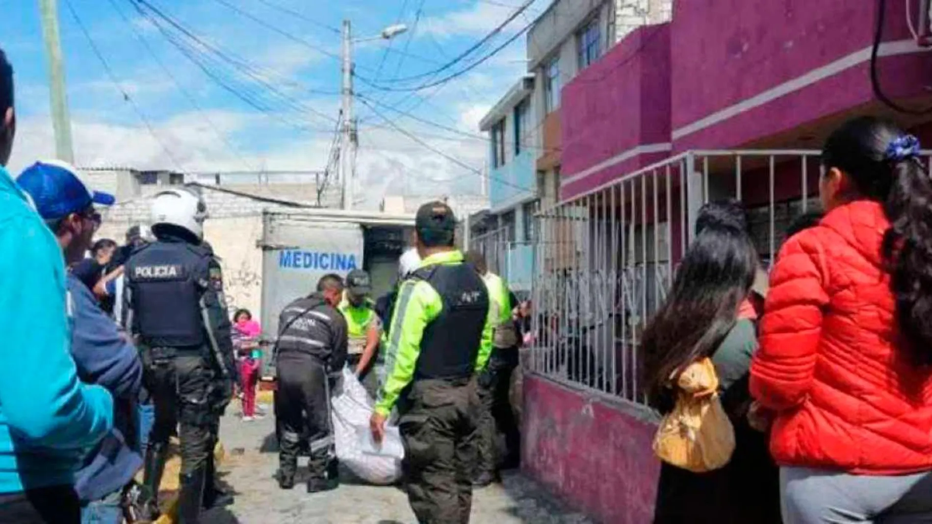La policía levanta los cadáveres de la pareja fallecida