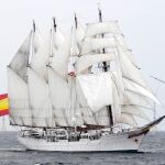 El buque Juan Sebastián de Elcano navegando con las velas desplegada