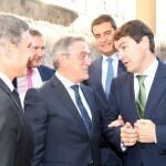El presidente de la Junta de Castilla y León, Alfonso Fernández Mañueco junto al presidente de la Fundación Caja de Burgos, Ginés Clemente; el consejero de Presidencia, Ángel Ibáñez; el director de la Fundación Caja de Burgos, Rafael Barbero y Javier Lacalle