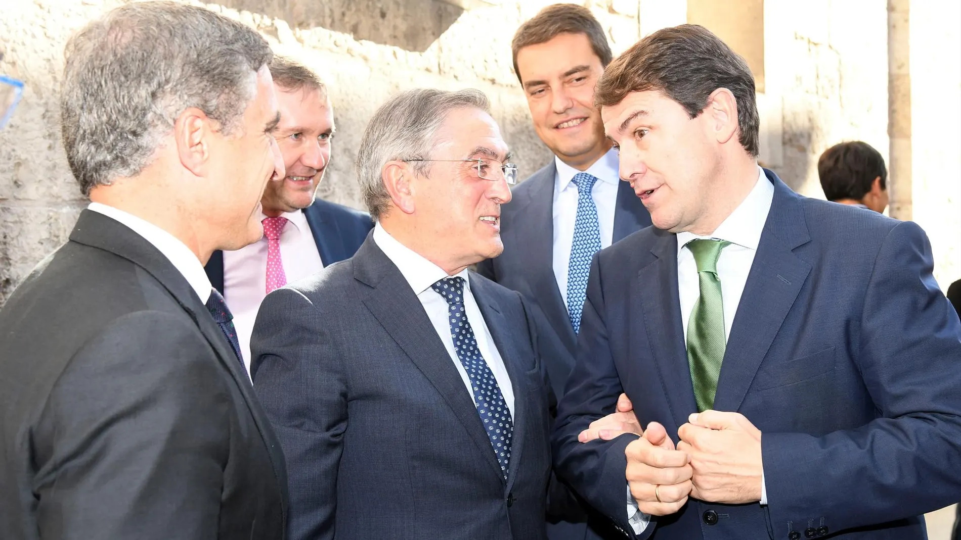 El presidente de la Junta de Castilla y León, Alfonso Fernández Mañueco junto al presidente de la Fundación Caja de Burgos, Ginés Clemente; el consejero de Presidencia, Ángel Ibáñez; el director de la Fundación Caja de Burgos, Rafael Barbero y Javier Lacalle