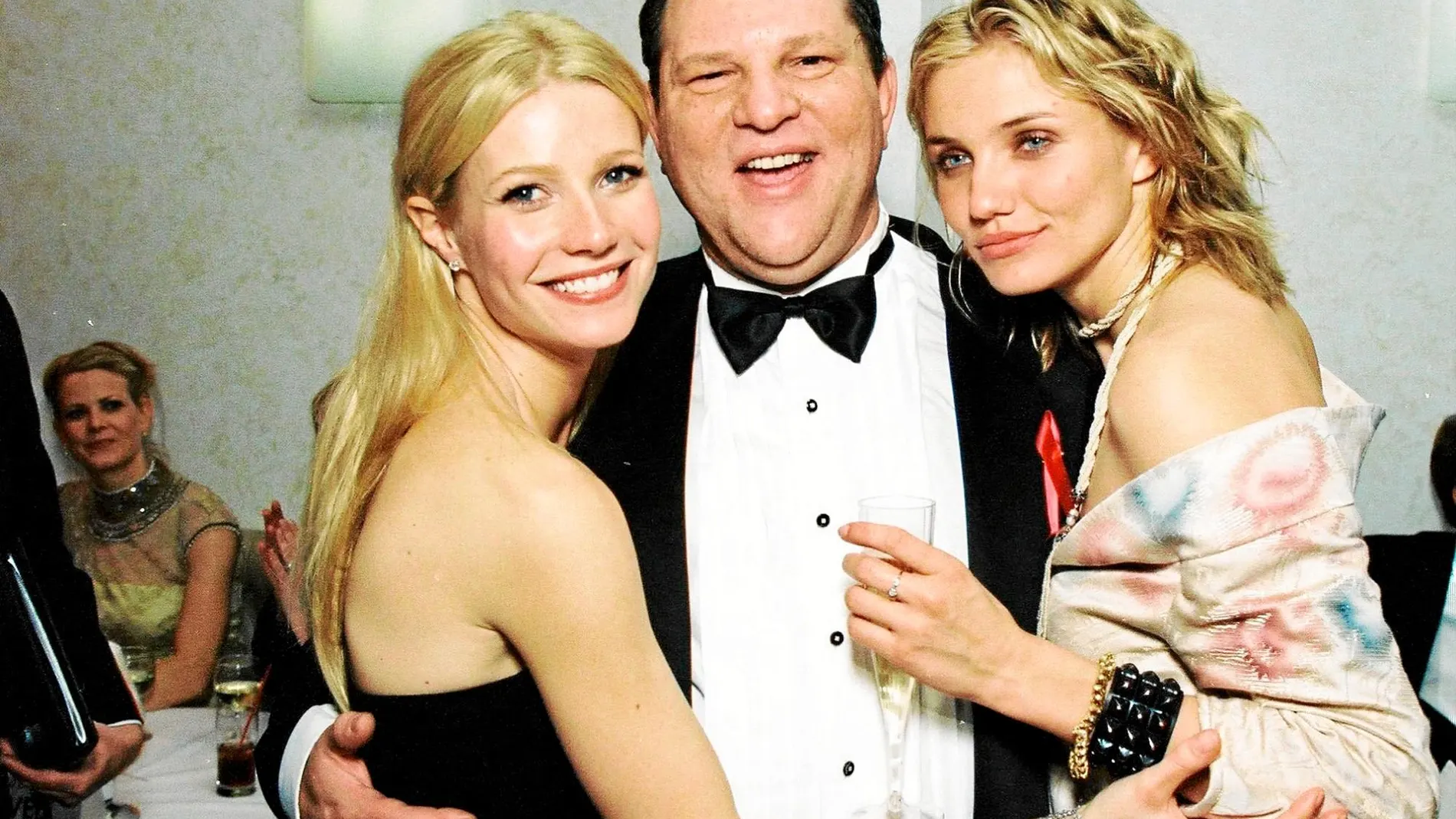 El productor de cine rodeado por las actrices Gwyneth Paltrow y Cameron Diaz durante la fiesta de los Globos de Oro
