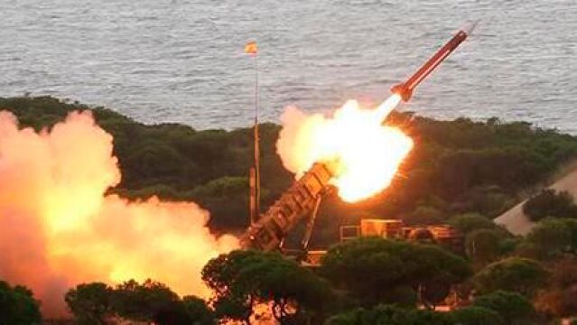 Una batería de misiles Patriot española hace un disparo de prueba.