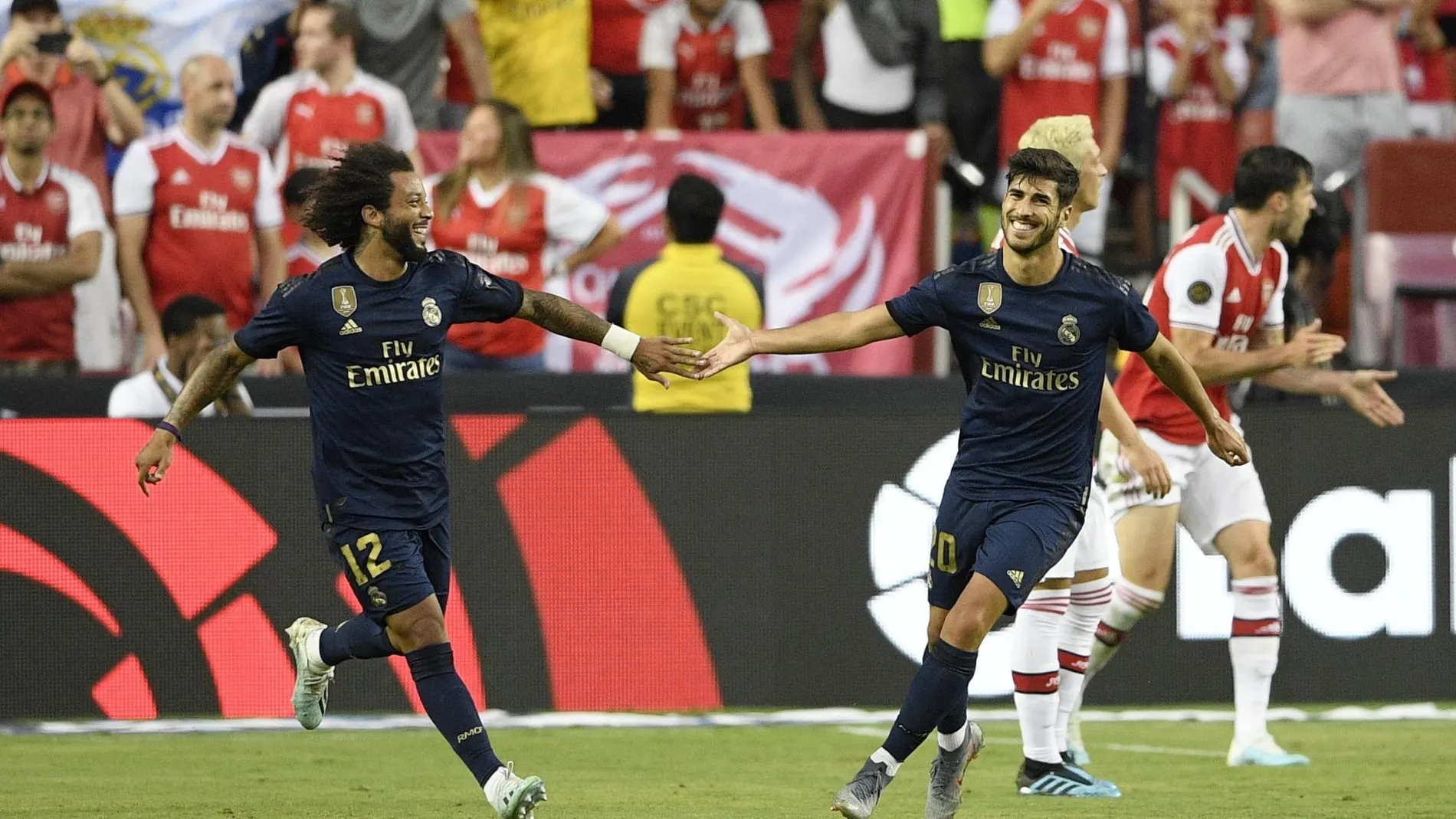 Marcelo felicita a Asensio por su gol ante el Arsenal