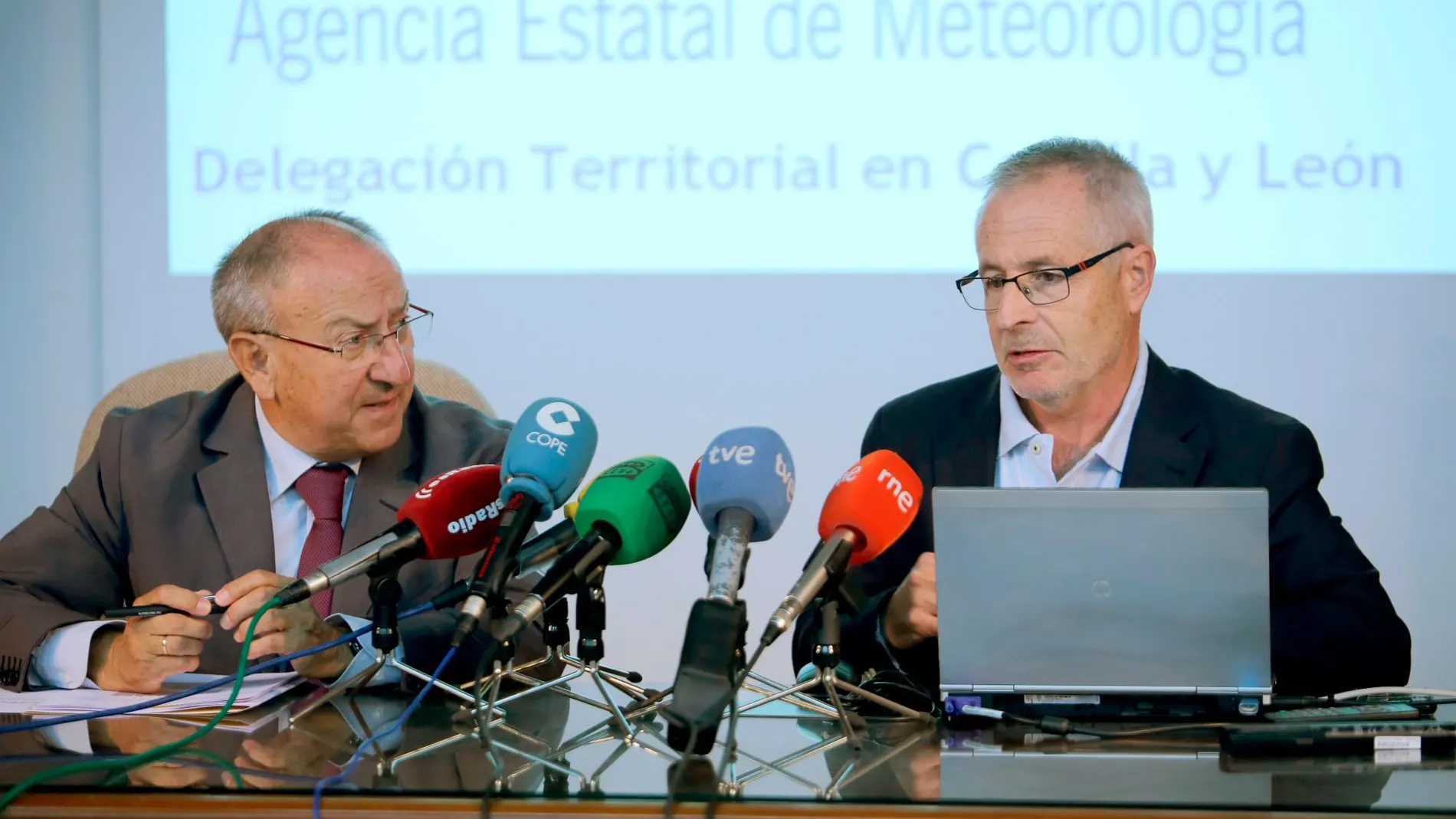 El delegado de la Aemet en Castilla y León, Juan Pablo Álvarez, atiende a los periodistas junto al subdelegado del Gobierno en Valladolid, Emilio Álvarez