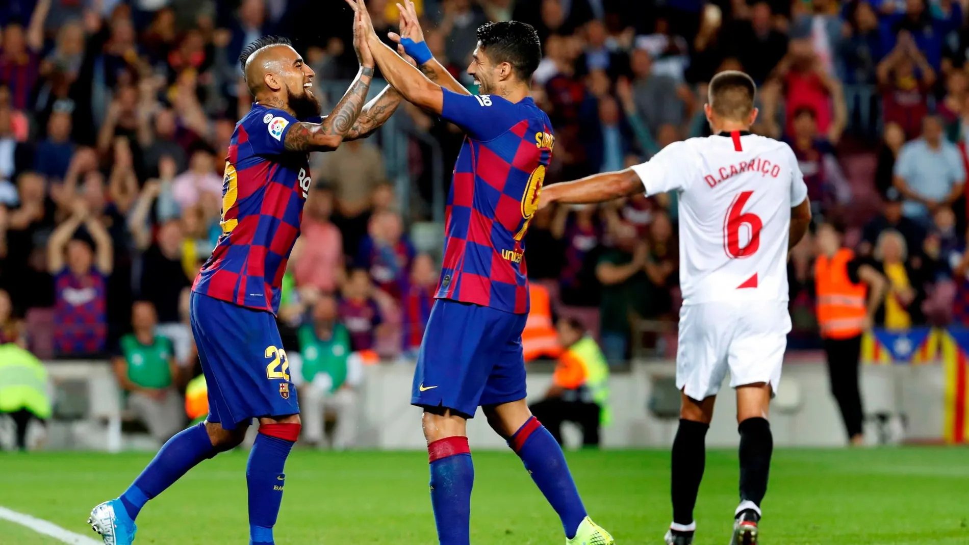Luis Suárez y Arturo Vidal anotaron un gol cada uno ante el Sevilla