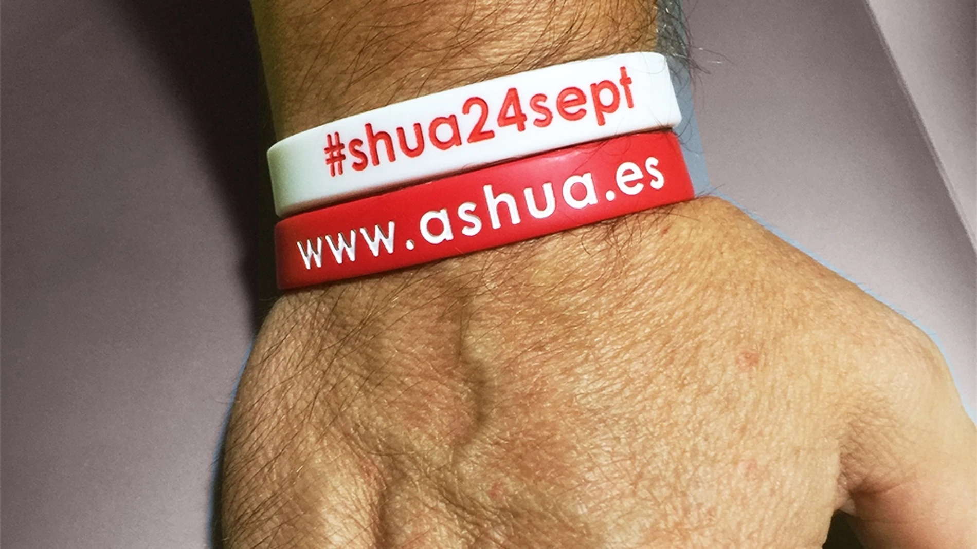La asociación Ashua ha creado estas pulseras para dar visibilidad a una enfermedad todavía muy desconocida