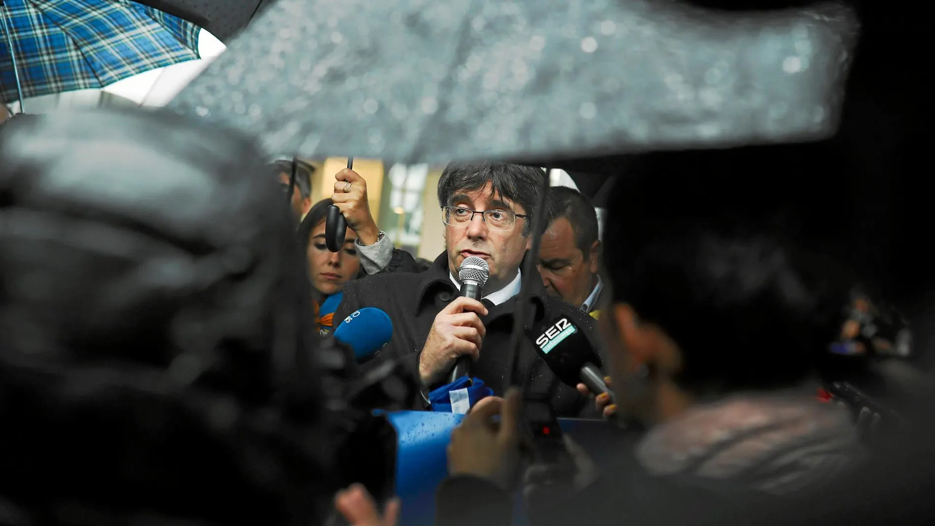 Puigdemont, en la imagen ayer en Bruselas, cree que se le relaciona con los CDR en prisión «para poder marcar la casilla de terrorismo en una tercera euroorden» / Ap