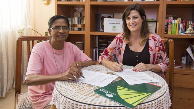 De izquierda a derecha, Terese Ariyamannil, superiora de la Comunidad de Adoratrices de Almería, y la responsable de Solidaridad Social y Educación de la Fundación Unicaja, Ana Cabrera / La Razón