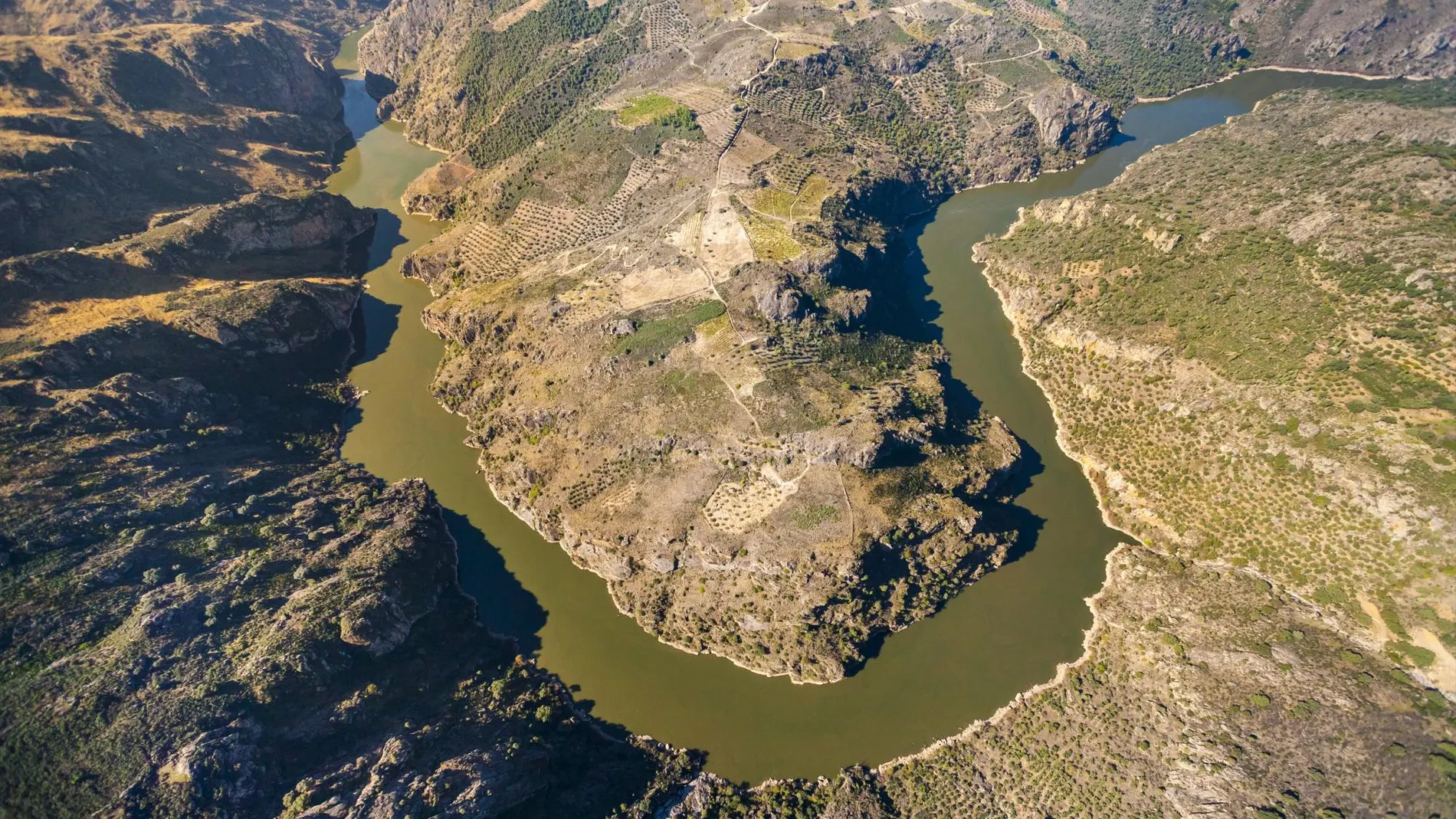 España y Portugal tienen problemas en su ríos peninsulares (Miño, Duero, Tajo y Guadiana), cuya explotación hídrica conjunta fue convenida hace ya tiempo, con la realidad actual del funcionamiento de un Mercado Ibérico de Electricidad (Mibel).