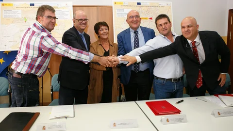 Jesús Julio Carnero, Mercedes Martín, Jorge Llorente, Alejandro Alonso y Alberto García suscriben los convenios de colaboración