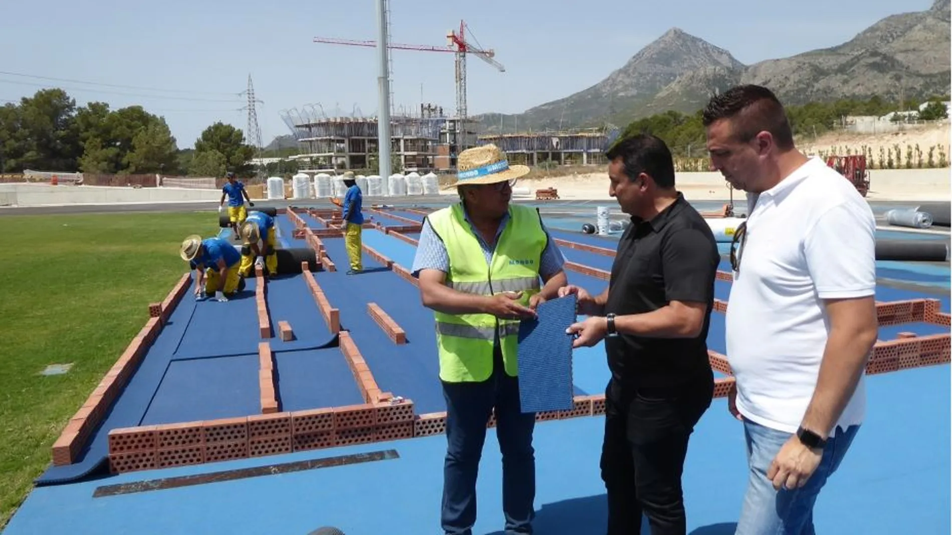 El alcalde de La Nucía, Bernabé Cano, visita los trabajos de puesta a punto de la pista de atletismo de la localidad