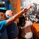 Dos de los hermanos del ex presidente Adolfo Suárez observan algunas de las fotografías que forman parte de la exposición