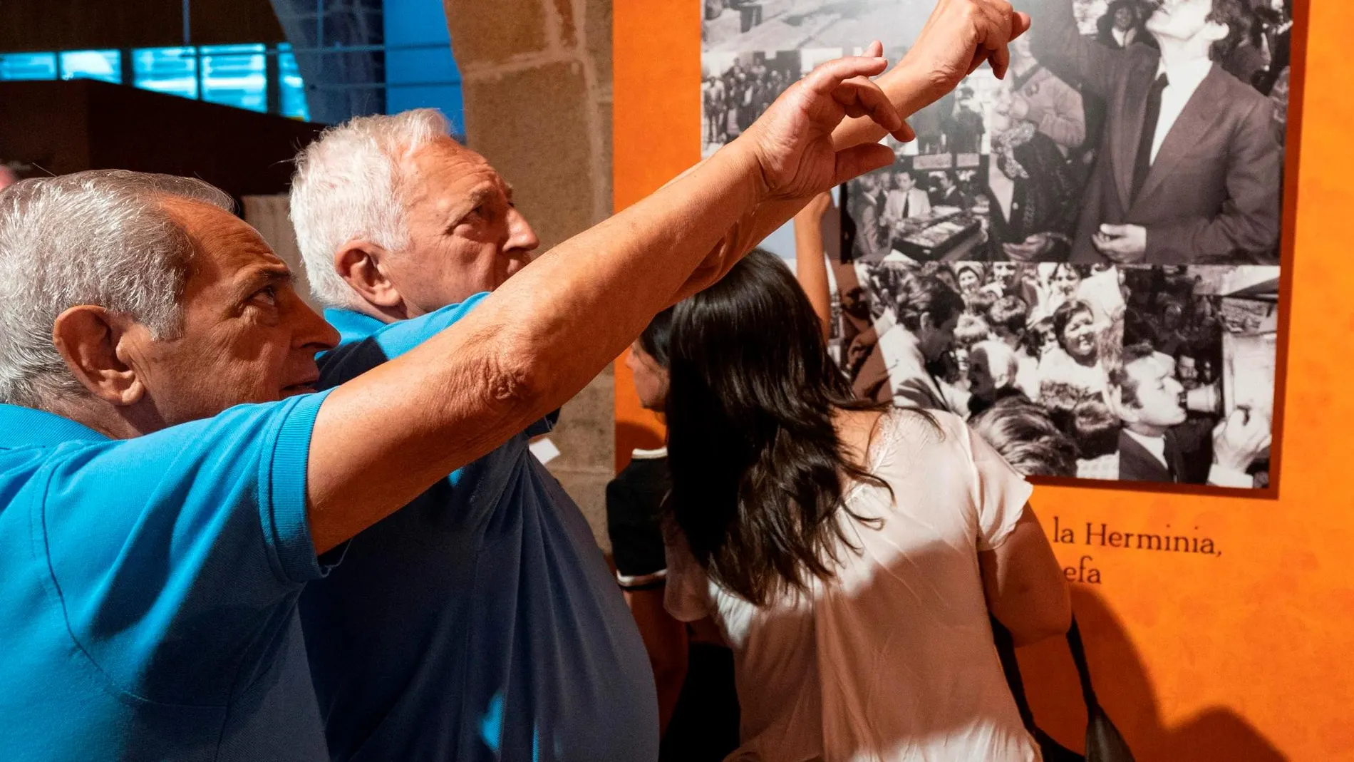 Dos de los hermanos del ex presidente Adolfo Suárez observan algunas de las fotografías que forman parte de la exposición