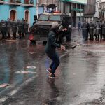 Manifestantes se enfrentan a la policía durante una jornada de protesta/EFE