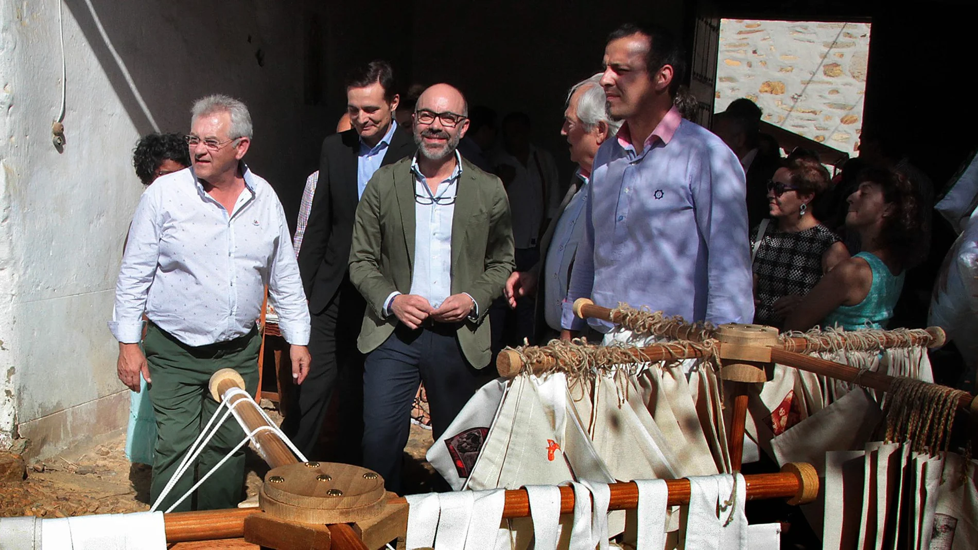 El consejero de Cultura y Turismo, Javier Ortega Álvarez, inaugura la Feria Artesanal Patios Maragatos en Santa Colomba de Somoza (León), acompañado por el alcalde. José Miguel Nieto y el comisario de artesanía, Antonio Milara