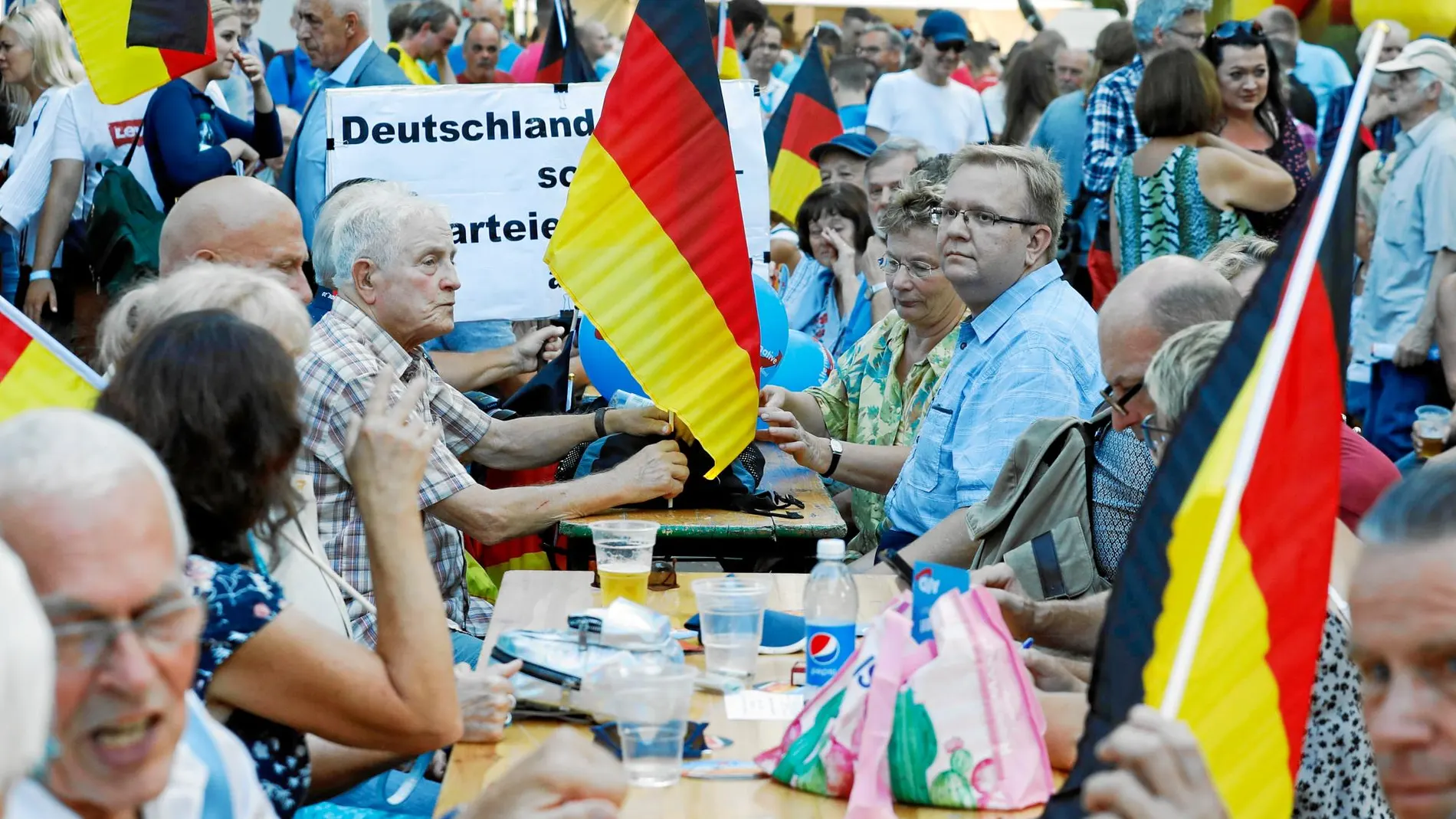Los simpatizantes del partido ultraderechista Alternativa para Alemania celebran ayer un mitin en Könings Wusterhausen (Brandeburgo)