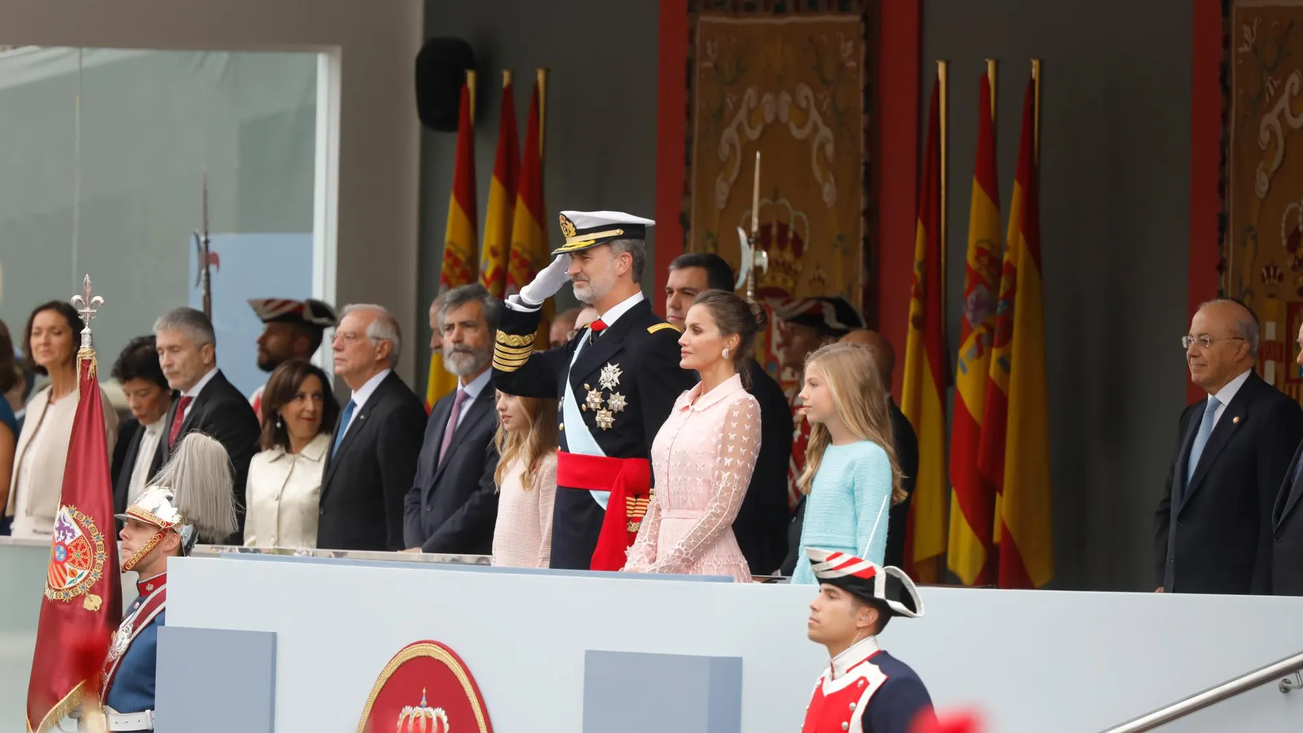 Imagen del los Reyes en el desfile con Pedro Sánchez en segunda línea