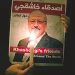 Un manifestante sostiene una imagen del periodista Jamal Khashoggi en el consulado saudí de Estambul