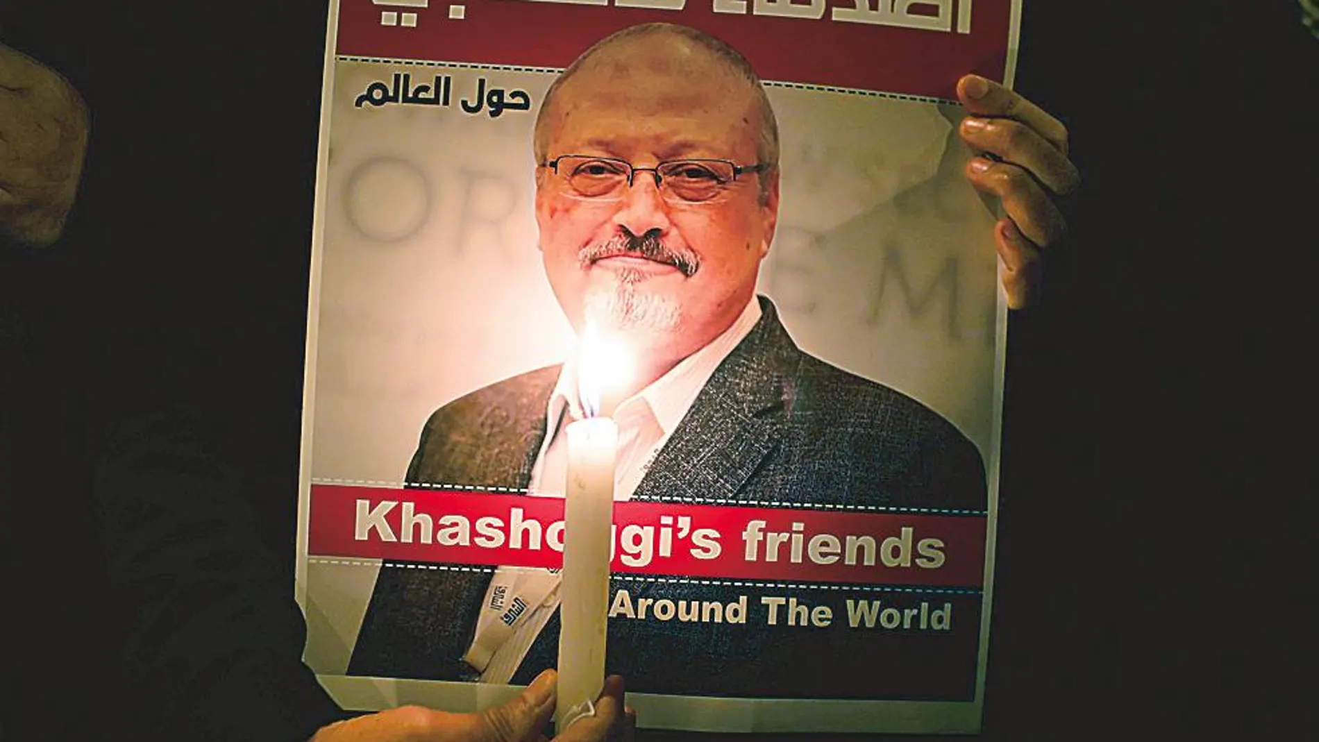 Un manifestante sostiene una imagen del periodista Jamal Khashoggi en el consulado saudí de Estambul