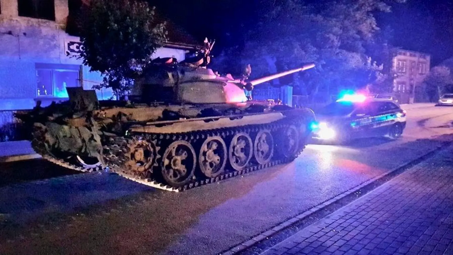 Imágenes del tanque en el momento de ser interceptado por la policía