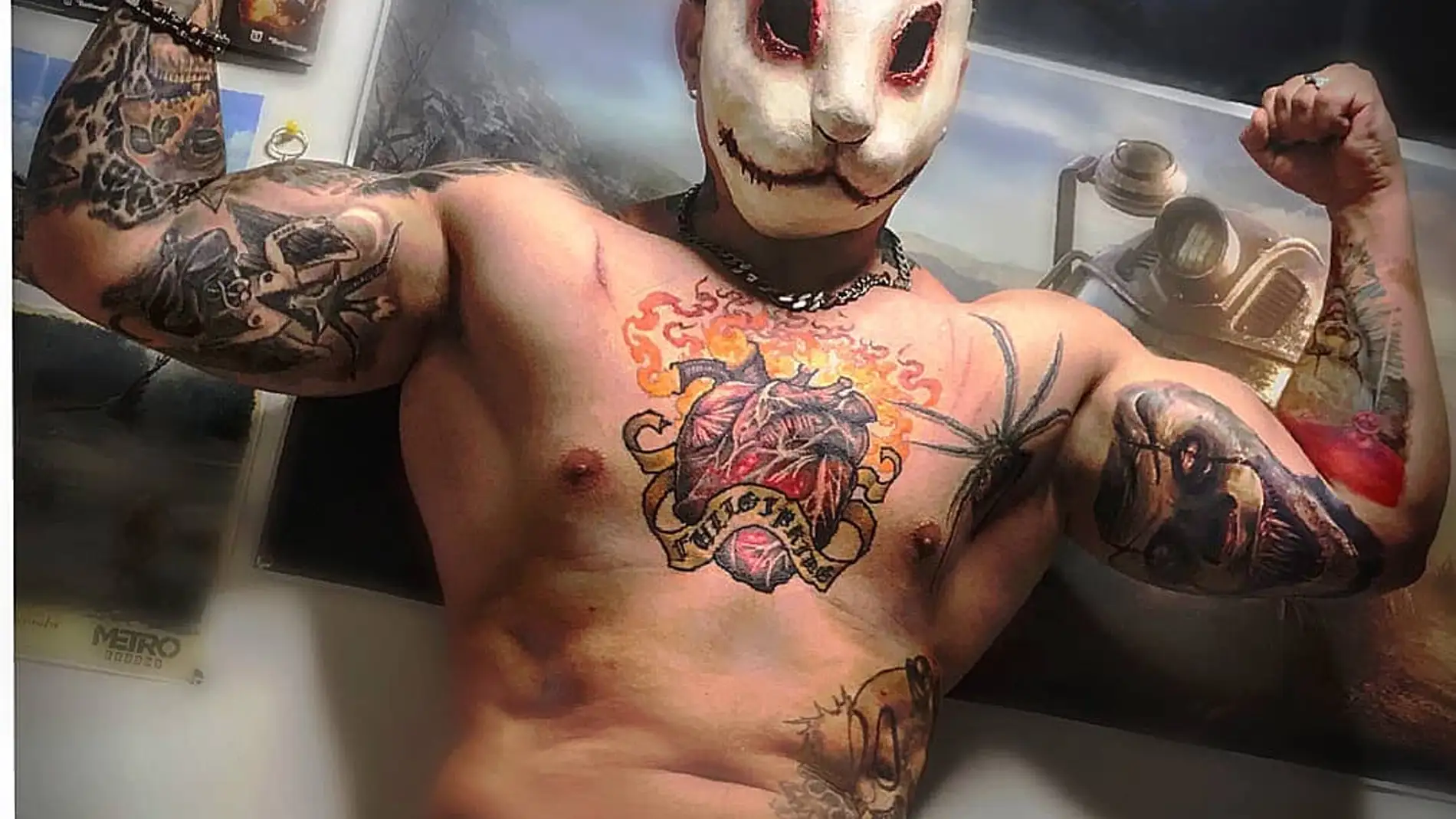 Los tatuajes de los que alardeaba Leandro en sus redes sociales muestran payasos asesinos, arañas y un corazón de fuego en el pecho