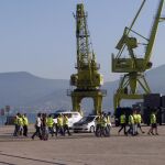 Un grupo de estibadores en el puerto de Vigo