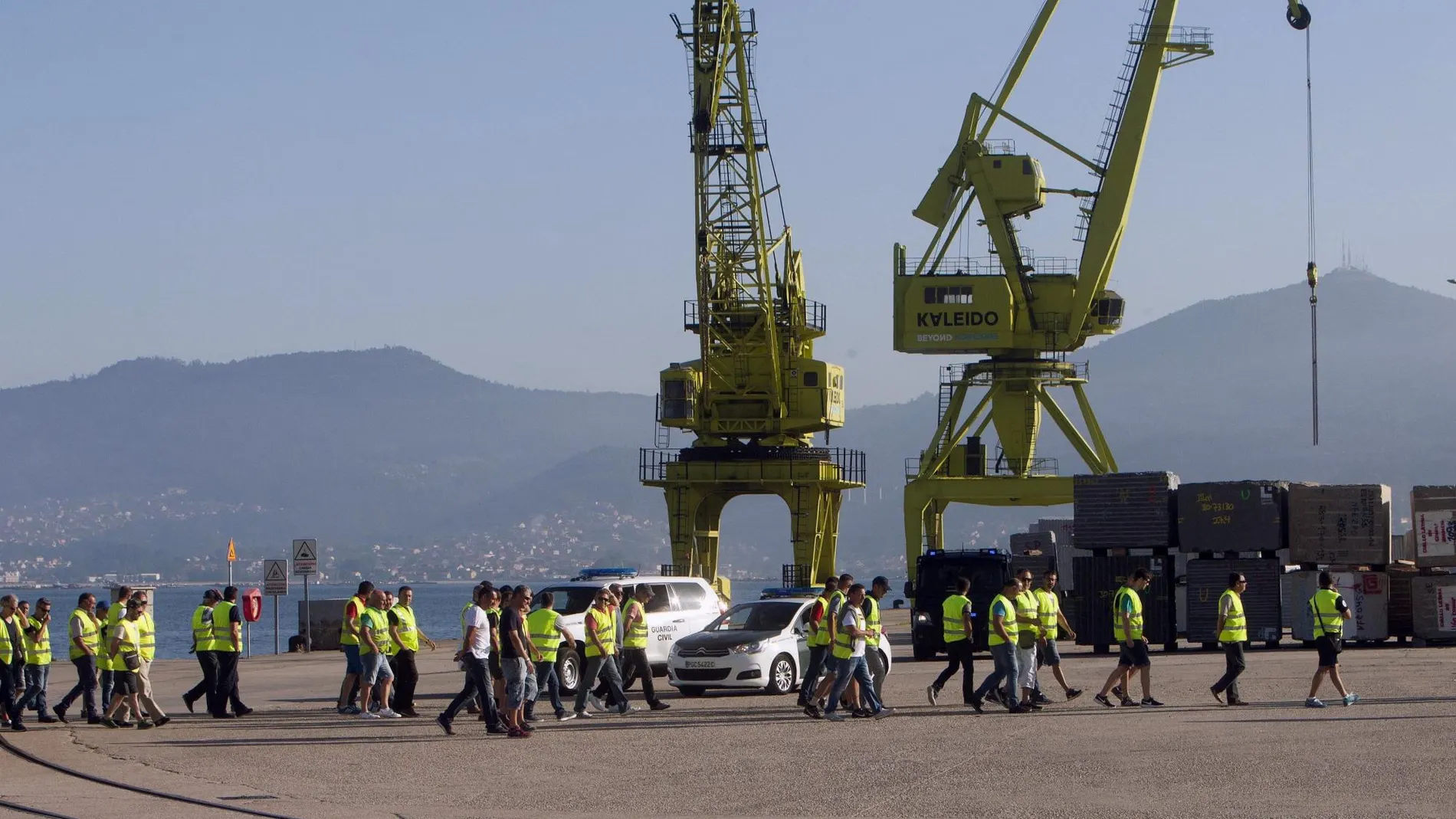 Un grupo de estibadores en el puerto de Vigo