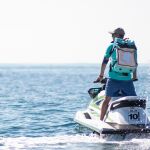 Un repartidor marino de Deliveroo