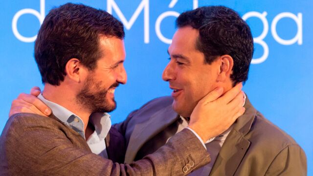 Pablo Casado junto al presidente de la Junta de Andalucía, Juanma Moreno, hoy en Alhaurín el Grande (Málaga). EFE/Daniel Pérez