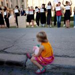 Una niña en una protesta de mujeres contras las autoridades rumanas por el asesinado de una menor/EFE
