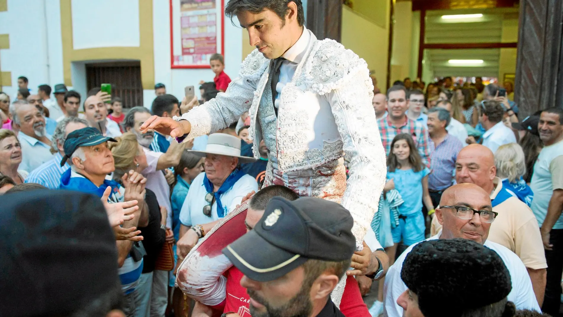 Miguel Ángel Perera sale a hombros de la plaza de toros de Santander en la antepenúltima de la Feria de Santiago
