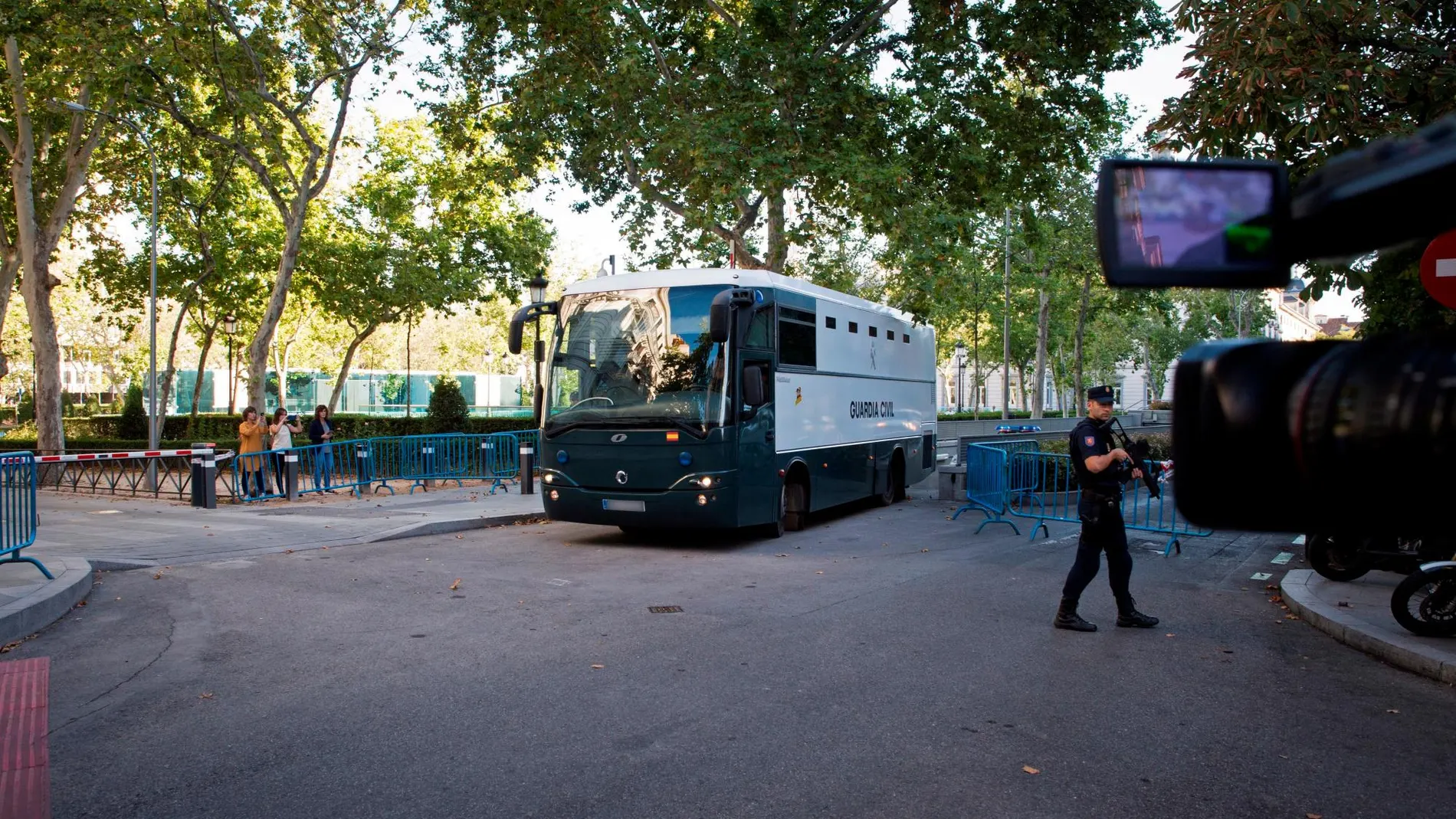 El autobús de la Guardia Civil en el que fuero trasladados el pasado día 26 los siete miembros de los Comités de Defensa de la República (CDR) / Efe
