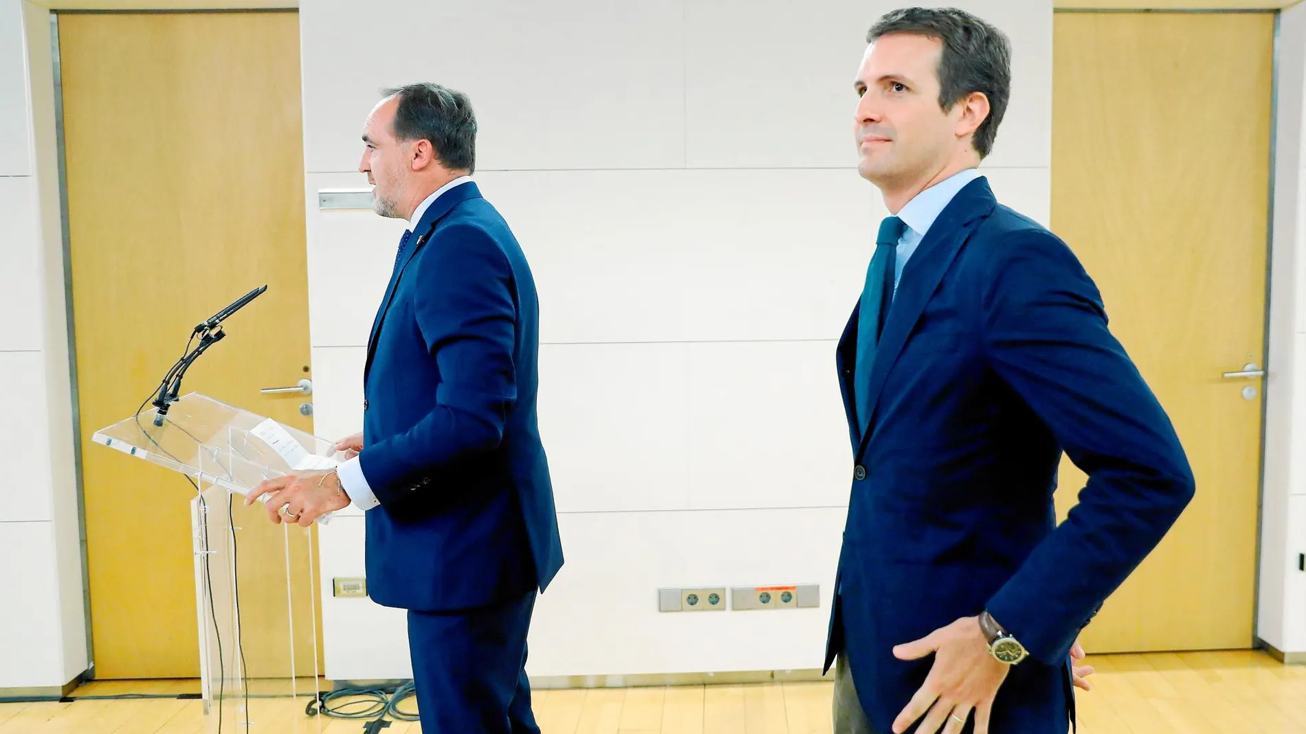 Casado, ayer, en el Congreso con Esparza, que volvió a ofrecer su abstención a cambio de Navarra / Efe