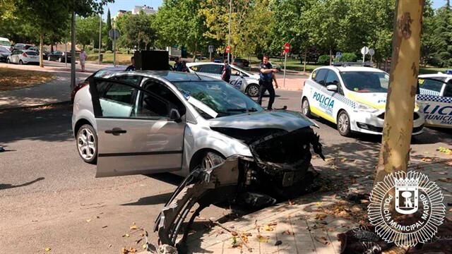 Estado en el que quedó el coche a la fuga tras chocar contra un árbol