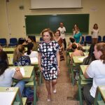 La consejera en funciones, Adela Martínez-Cachá en una de las aulas de examen. LA RAZÓN