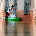En Almoradí las aguas continuaban ayer anegando la población, y en muchas otras localidades los vecinos intentaban quitar el barro y el agua de sus casas y comercios. EFE