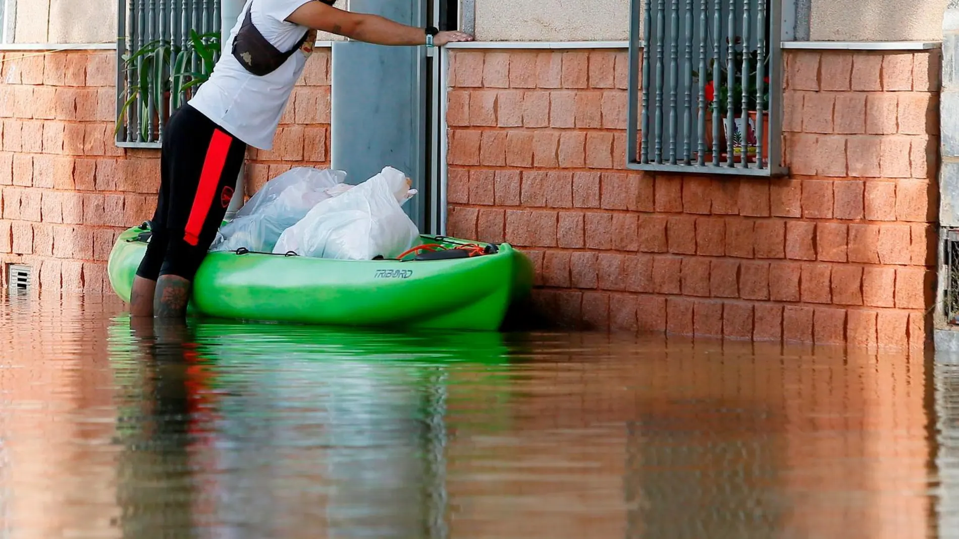 En Almoradí las aguas continuaban ayer anegando la población, y en muchas otras localidades los vecinos intentaban quitar el barro y el agua de sus casas y comercios. EFE