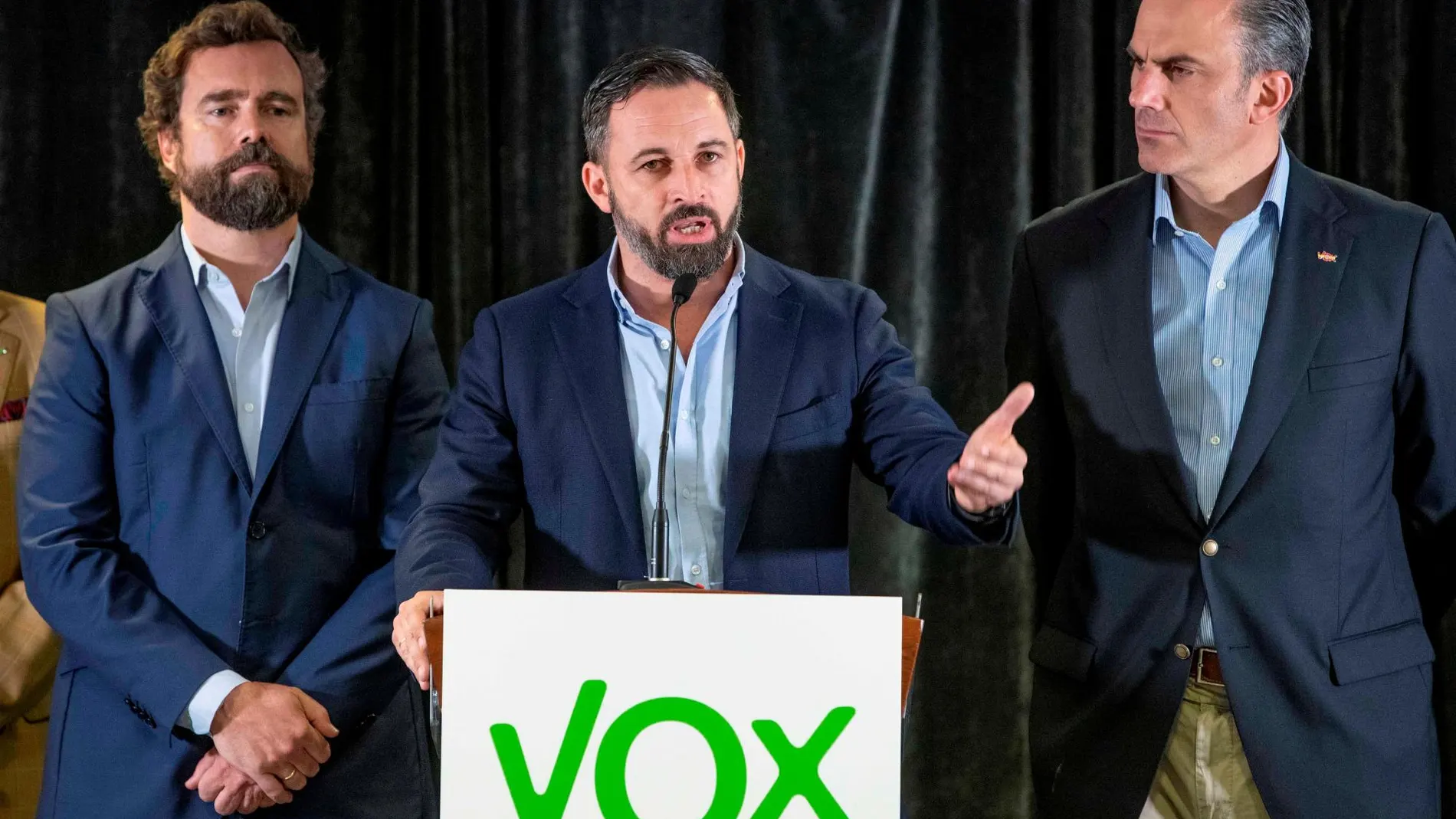 El presidente de Vox Santiago Abascal (c) acompañado por el secretario general Javier Ortega Smith (d) y el responsable del comité negociador Iván Espinosa de los Monteros (i), durante l una rueda de prensa