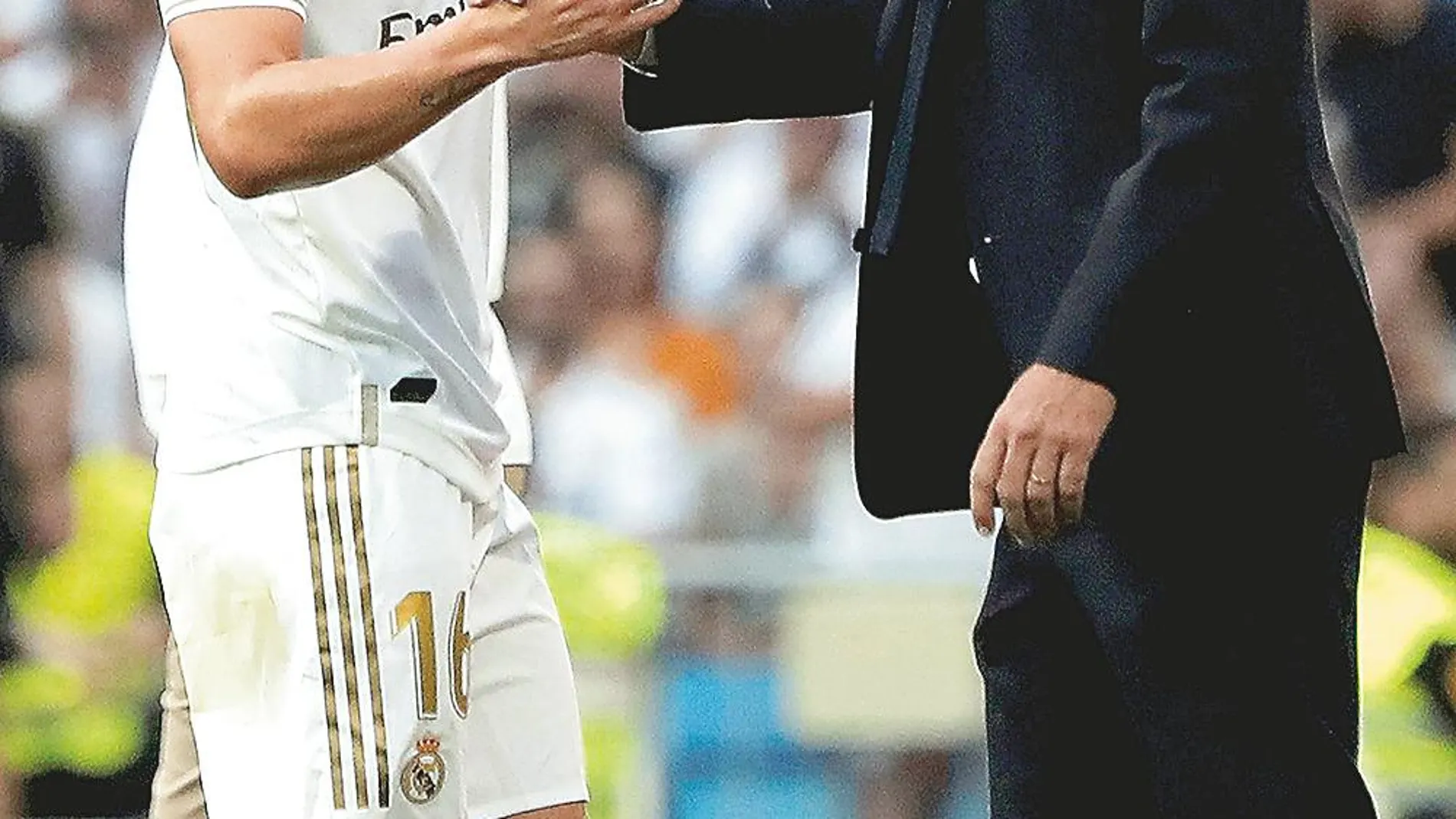 James Rodríguez y Zidane se saludan al ser sustituido el colombiano