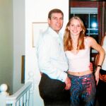 El príncipe Andrés y Virginia Roberts en el apartamento de ella en Londres