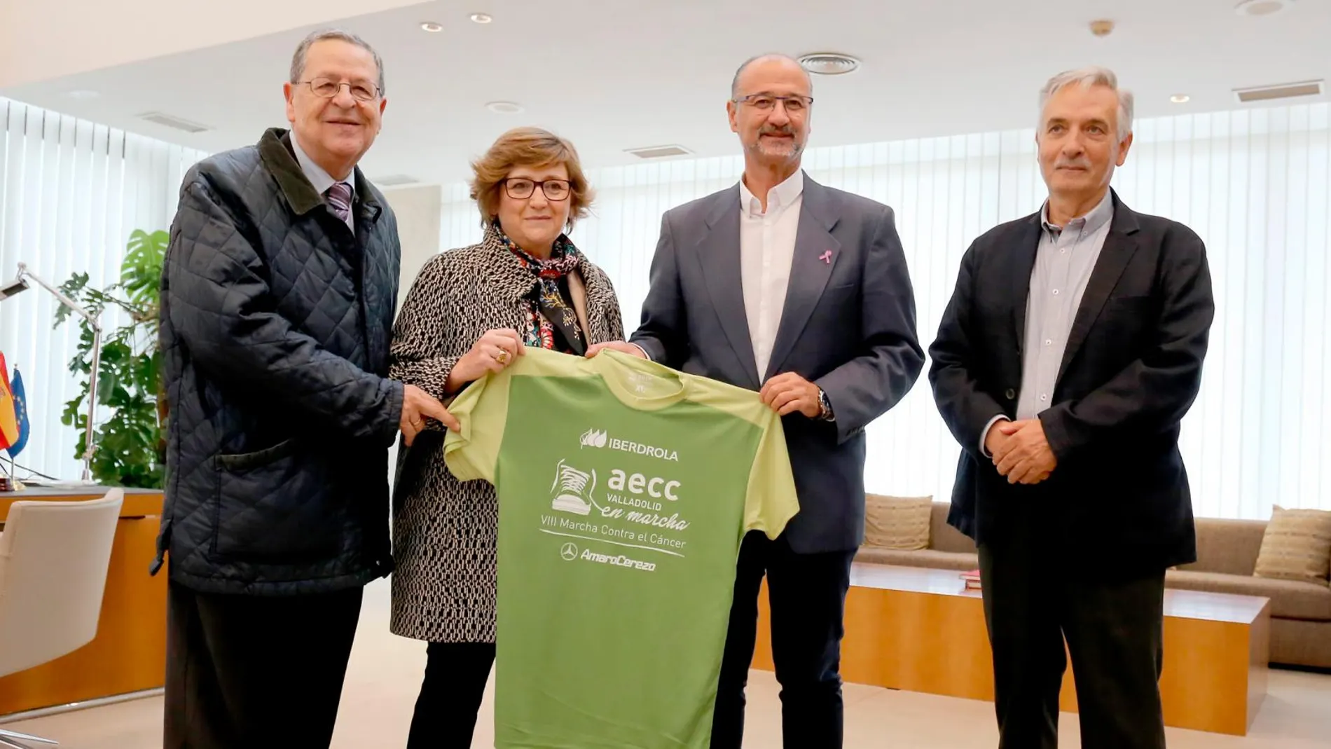 El presidente de las Cortes de Castilla y León, Luis Fuentes, recibe al presidente de la Asociación Española Contra el Cáncer (AECC) de Valladolid, Francisco Javier Arroyo, entre otros