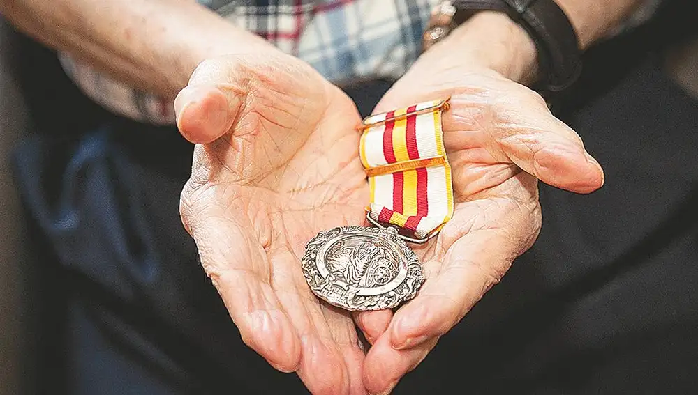 El comandante Moncadas sostiene la Medalla Militar individual
