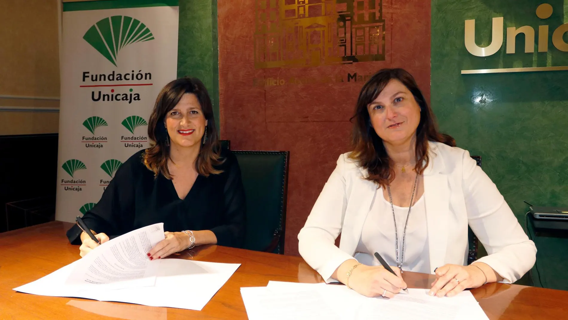 Ana Cabrera, responsable de Solidaridad Social y Educación de la Fundación Unicaja, y Rocío García, directora de RGD Factoría de Proyectos ratificando el convenio por la solidaridad. Foto: La Razón