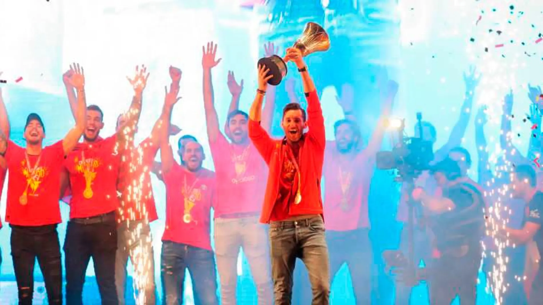 Rudy Fernández sostiene el trofeo que acredita a la selección española de baloncesto campeona del Mundial de baloncesto / Efe
