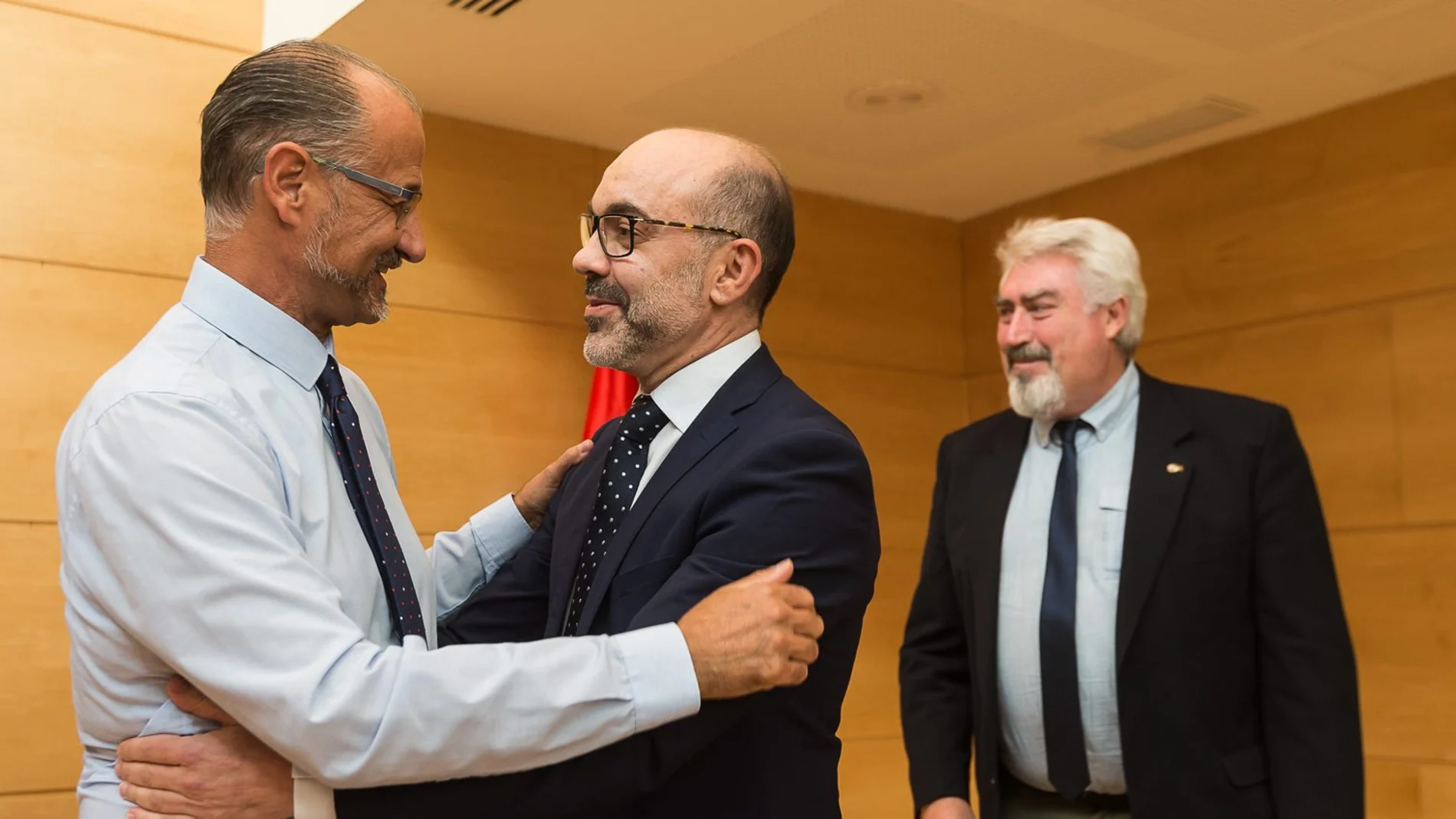 El consejero de Cultura y Turismo, Javier Ortega, saluda al presidente de las Cortes, Luis Fuentes, momentos antes de iniciar su comparecencia