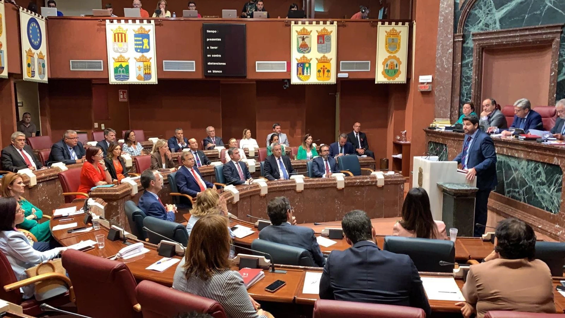 El candidato a la Presidencia de la Región de Murcia, Fernando López Miras, no obtuvo ayer la confianza mayoritaria de la Cámara autonómica, y deberá esperar a mañana para comprobar si obtiene la mayoría simple