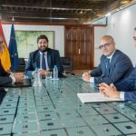 Fernando López Miras (c), junto con los directores territoriales de CaixaBank y La Caixa